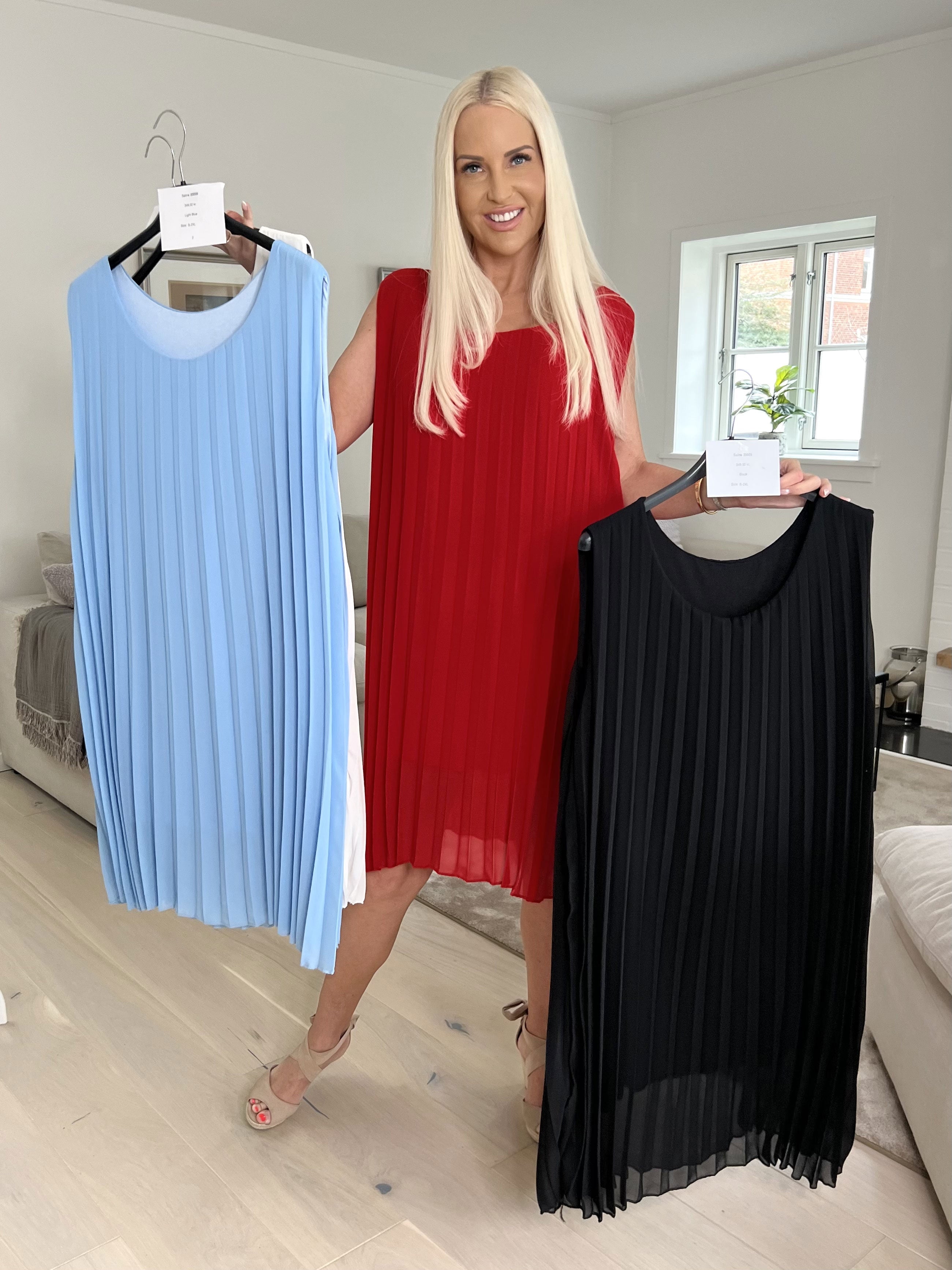 Saline - Söt ärmlös klänning i plisserad chiffong